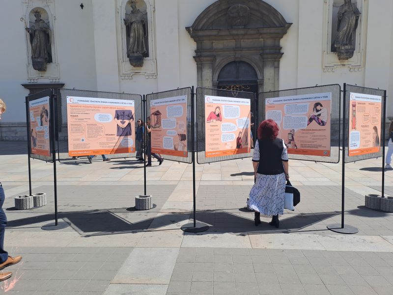Výstava Na počátku na Moravském náměstí v Brně